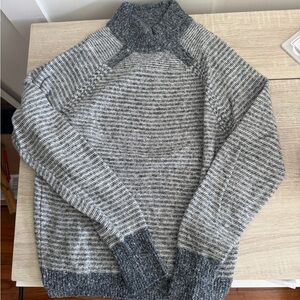 EUC Abercrombie & Fitch Gray Turtleneck Sweater - size M